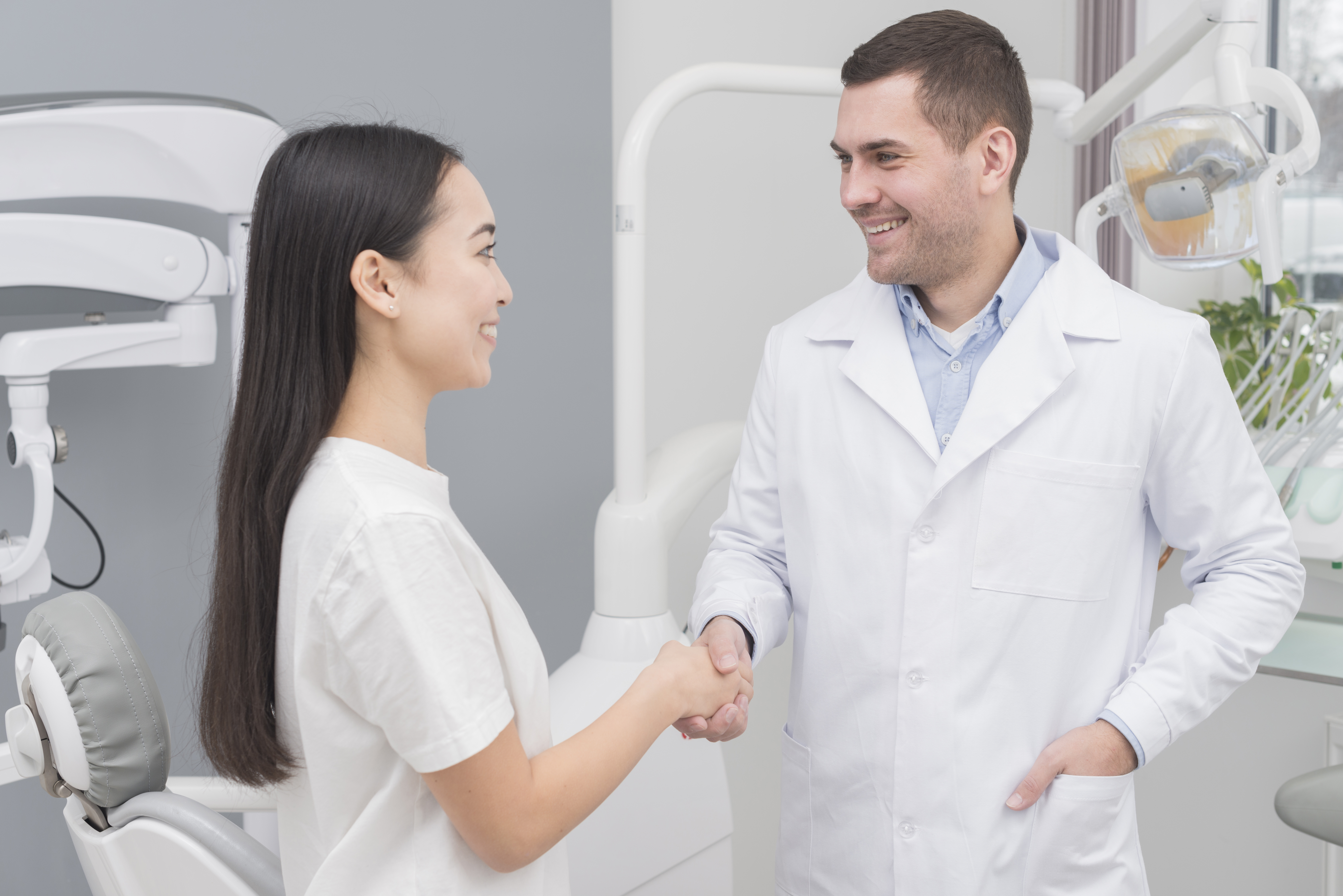 Dentista y paciente en consultorio